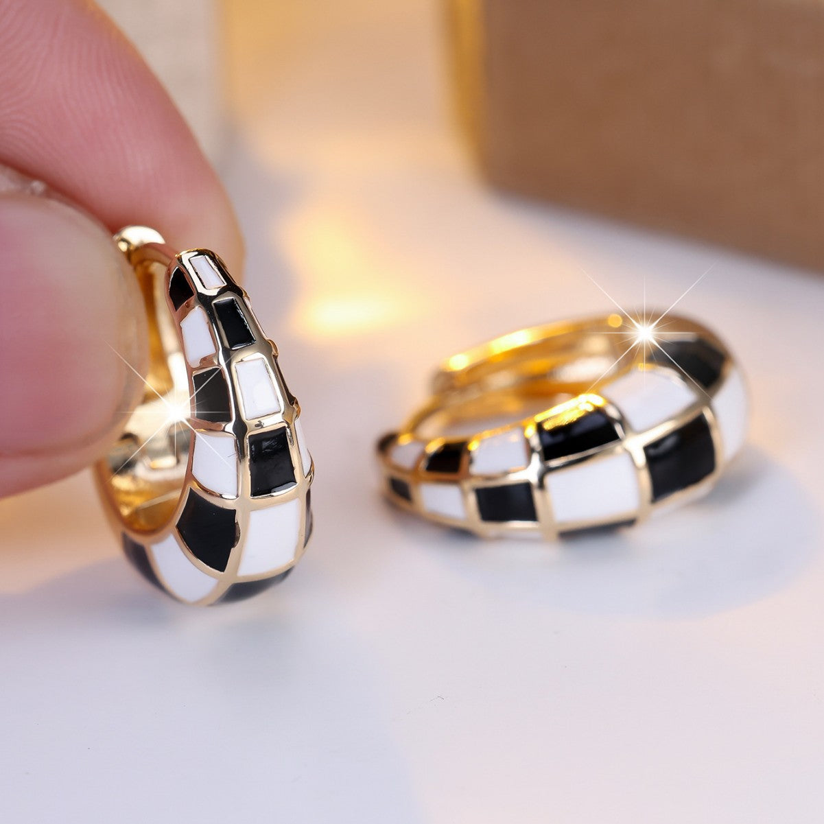 Fashionable And Classic French-style Round Checkerboard Ear Cuffs