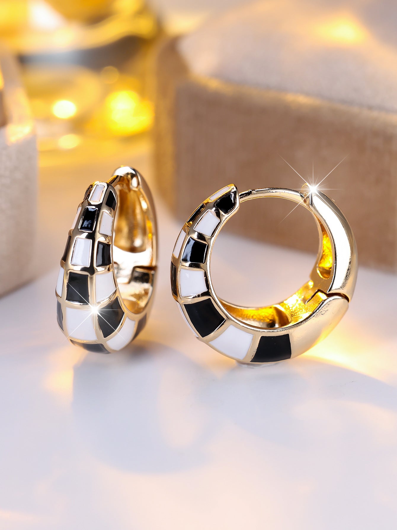 Fashionable And Classic French-style Round Checkerboard Ear Cuffs